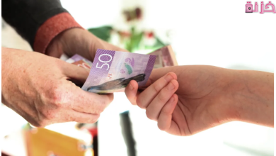 إعطاء المال للعزباء في المنام