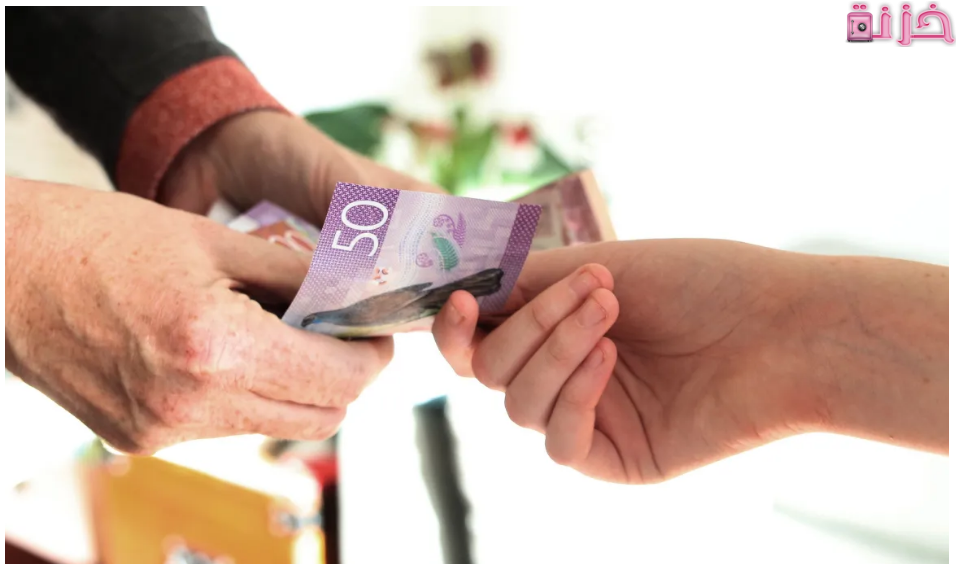 إعطاء المال للعزباء في المنام