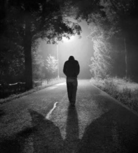 صور رجل حزين يسير في الطريق 