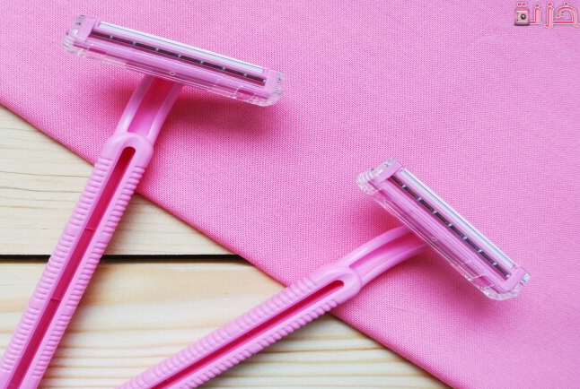 طريقة ازالة الشعر بالشفرة بطريقة صحيحة للنساء