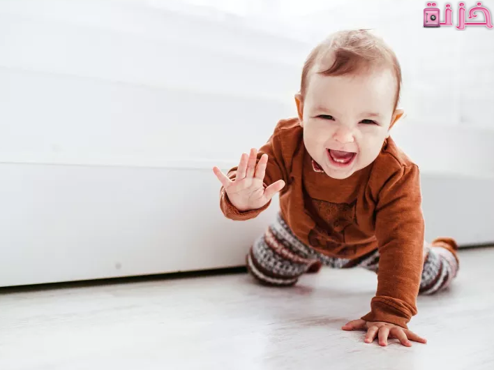تجليس الطفل وأضرار الجلوس المبكر على الطفل